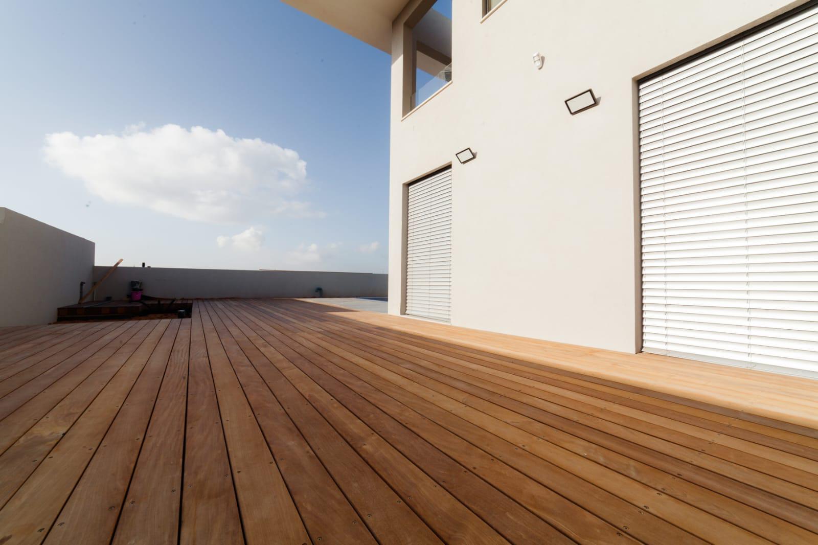 דק איפאה בוילה בסביון